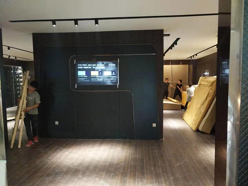 門店裝修翻新:店鋪內(nèi)是要擺放各種商品的，因此店鋪的內(nèi)部一定要合理的布局，專業(yè)的設(shè)計師都知道要進行合理的內(nèi)部設(shè)計，最好是設(shè)計成柜臺或者是墻掛，這樣就可以令商品整齊有序的展示出來，讓消費者更好的挑選商品，提高銷售業(yè)績。先預(yù)算好料，可以先到建材市場問價格，把各種材料價格問清楚，做出一個初步的估算，看是否和自己預(yù)算中的有差別，然后做出調(diào)整。