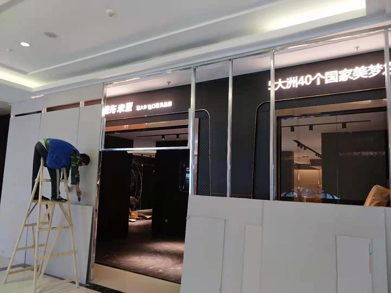 門店裝修翻新:店鋪內(nèi)是要擺放各種商品的，因此店鋪的內(nèi)部一定要合理的布局，專業(yè)的設(shè)計師都知道要進行合理的內(nèi)部設(shè)計，最好是設(shè)計成柜臺或者是墻掛，這樣就可以令商品整齊有序的展示出來，讓消費者更好的挑選商品，提高銷售業(yè)績。先預(yù)算好料，可以先到建材市場問價格，把各種材料價格問清楚，做出一個初步的估算，看是否和自己預(yù)算中的有差別，然后做出調(diào)整。