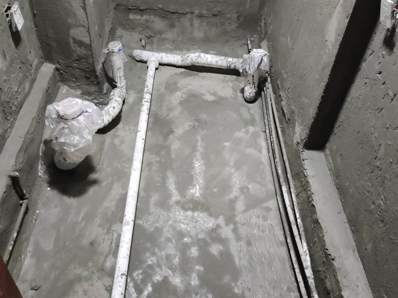 衛(wèi)生間防水找平:在進(jìn)行防水處理之前，一定先找平地面。找平層施工方法：基面有空隙、裂縫、不平等缺陷的，用水泥砂漿修補(bǔ)抹平。使基面必須堅(jiān)固、平整、干凈、無灰塵、油膩、蠟、脫模劑等以及其他碎屑物質(zhì)。找平層干燥后方可進(jìn)行防水層施工，施工期間應(yīng)防火、防水。防水層完成后，要進(jìn)行成品保護(hù)，不得上人走動(dòng)。