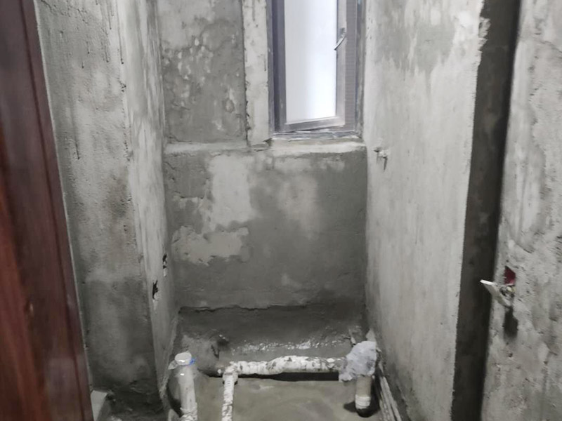 衛(wèi)生間防水找平:在進(jìn)行防水處理之前，一定先找平地面。找平層施工方法：基面有空隙、裂縫、不平等缺陷的，用水泥砂漿修補(bǔ)抹平。使基面必須堅(jiān)固、平整、干凈、無灰塵、油膩、蠟、脫模劑等以及其他碎屑物質(zhì)。找平層干燥后方可進(jìn)行防水層施工，施工期間應(yīng)防火、防水。防水層完成后，要進(jìn)行成品保護(hù)，不得上人走動(dòng)。