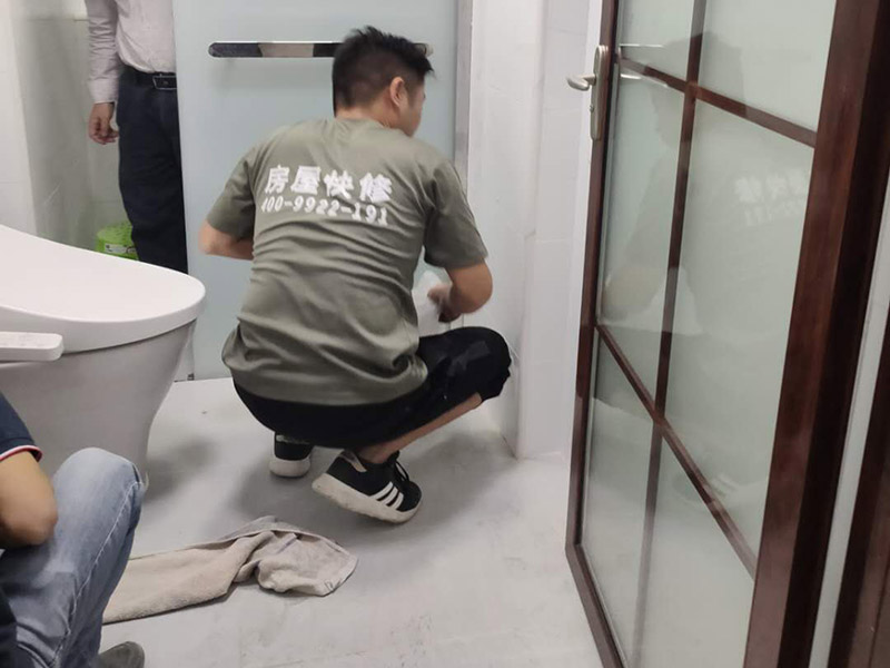 衛(wèi)生間裝修翻新：衛(wèi)生間改造中水電的改造尤為重要且需要最早開(kāi)始著手，由于會(huì)涉及到浴霸采暖、燈光的線路走向、水管的入墻等問(wèn)題，所以在改造之前需制定一個(gè)詳細(xì)的水電走向設(shè)計(jì)，從而提高安全質(zhì)量以及滿足裝修業(yè)主們生活的需要。其次就是需要對(duì)其做相應(yīng)的防水處理。因?yàn)樵谌粘５募彝ブ?，衛(wèi)生間的水是處處可見(jiàn)的，非常潮濕。衛(wèi)生間內(nèi)的防水涂料是由地面延伸到墻面的，涂刷過(guò)程中精良的保證厚度均勻。還需要處理好地面和墻面交界處的各類管件的涂刷。待防水處理完全確定后，等待地面干透就可以做后續(xù)的工程了。接下來(lái)就是貼瓷磚了。衛(wèi)生間改造中貼瓷磚不僅僅會(huì)有裝飾作用還能加強(qiáng)墻面和地面的防水效果。