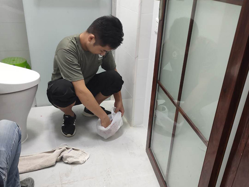 衛(wèi)生間裝修翻新：衛(wèi)生間改造中水電的改造尤為重要且需要最早開(kāi)始著手，由于會(huì)涉及到浴霸采暖、燈光的線路走向、水管的入墻等問(wèn)題，所以在改造之前需制定一個(gè)詳細(xì)的水電走向設(shè)計(jì)，從而提高安全質(zhì)量以及滿足裝修業(yè)主們生活的需要。其次就是需要對(duì)其做相應(yīng)的防水處理。因?yàn)樵谌粘５募彝ブ?，衛(wèi)生間的水是處處可見(jiàn)的，非常潮濕。衛(wèi)生間內(nèi)的防水涂料是由地面延伸到墻面的，涂刷過(guò)程中精良的保證厚度均勻。還需要處理好地面和墻面交界處的各類管件的涂刷。待防水處理完全確定后，等待地面干透就可以做后續(xù)的工程了。接下來(lái)就是貼瓷磚了。衛(wèi)生間改造中貼瓷磚不僅僅會(huì)有裝飾作用還能加強(qiáng)墻面和地面的防水效果。