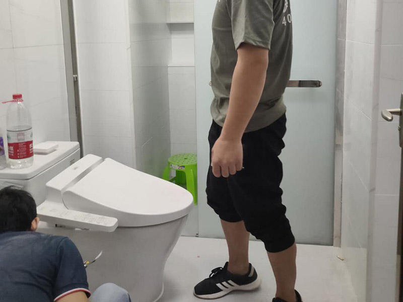 衛(wèi)生間裝修翻新：衛(wèi)生間改造中水電的改造尤為重要且需要最早開(kāi)始著手，由于會(huì)涉及到浴霸采暖、燈光的線路走向、水管的入墻等問(wèn)題，所以在改造之前需制定一個(gè)詳細(xì)的水電走向設(shè)計(jì)，從而提高安全質(zhì)量以及滿足裝修業(yè)主們生活的需要。其次就是需要對(duì)其做相應(yīng)的防水處理。因?yàn)樵谌粘５募彝ブ?，衛(wèi)生間的水是處處可見(jiàn)的，非常潮濕。衛(wèi)生間內(nèi)的防水涂料是由地面延伸到墻面的，涂刷過(guò)程中精良的保證厚度均勻。還需要處理好地面和墻面交界處的各類管件的涂刷。待防水處理完全確定后，等待地面干透就可以做后續(xù)的工程了。接下來(lái)就是貼瓷磚了。衛(wèi)生間改造中貼瓷磚不僅僅會(huì)有裝飾作用還能加強(qiáng)墻面和地面的防水效果。