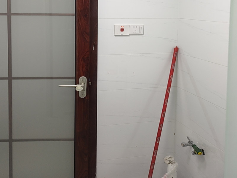 衛(wèi)生間裝修翻新：衛(wèi)生間改造中水電的改造尤為重要且需要最早開(kāi)始著手，由于會(huì)涉及到浴霸采暖、燈光的線路走向、水管的入墻等問(wèn)題，所以在改造之前需制定一個(gè)詳細(xì)的水電走向設(shè)計(jì)，從而提高安全質(zhì)量以及滿足裝修業(yè)主們生活的需要。其次就是需要對(duì)其做相應(yīng)的防水處理。因?yàn)樵谌粘５募彝ブ校l(wèi)生間的水是處處可見(jiàn)的，非常潮濕。衛(wèi)生間內(nèi)的防水涂料是由地面延伸到墻面的，涂刷過(guò)程中精良的保證厚度均勻。還需要處理好地面和墻面交界處的各類管件的涂刷。待防水處理完全確定后，等待地面干透就可以做后續(xù)的工程了。接下來(lái)就是貼瓷磚了。衛(wèi)生間改造中貼瓷磚不僅僅會(huì)有裝飾作用還能加強(qiáng)墻面和地面的防水效果。