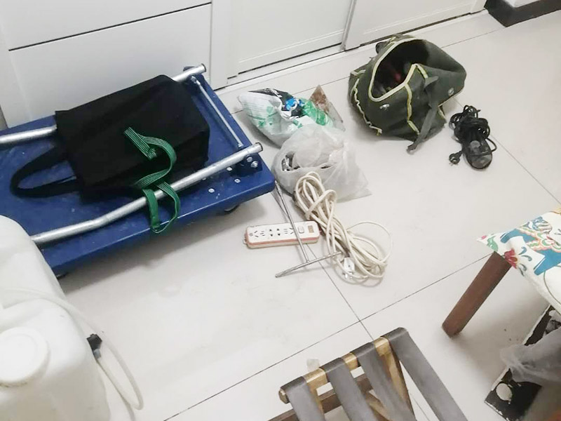 地面漏水維修：判斷地面滲水的方法：只要地面用水，樓下就有滲漏水現(xiàn)象，地面不使用水時，樓下不再滲漏水。　一般水管滲漏水量大，并且有持續(xù)性；往地漏，手盆，坐便倒水即可判斷下水管沒有問題，如果衛(wèi)生間連續(xù)幾天都沒使用水，但是還有滲漏水現(xiàn)象，并且滲漏水沒有減輕，即為上水管問題。　 如果衛(wèi)生間是防水層滲漏水，而不是上下水管漏水的情況。都是不需要刨瓷磚就可以維修好的了?！　?維修方法很簡單就是使用新型的滲透型防水劑在衛(wèi)生間表面再做遍防水，讓水不進入地下，直接從水道流走。