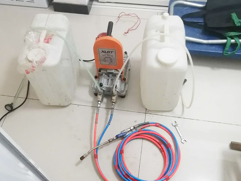 地面漏水維修：判斷地面滲水的方法：只要地面用水，樓下就有滲漏水現(xiàn)象，地面不使用水時，樓下不再滲漏水?！∫话闼軡B漏水量大，并且有持續(xù)性；往地漏，手盆，坐便倒水即可判斷下水管沒有問題，如果衛(wèi)生間連續(xù)幾天都沒使用水，但是還有滲漏水現(xiàn)象，并且滲漏水沒有減輕，即為上水管問題?！?如果衛(wèi)生間是防水層滲漏水，而不是上下水管漏水的情況。都是不需要刨瓷磚就可以維修好的了?！　?維修方法很簡單就是使用新型的滲透型防水劑在衛(wèi)生間表面再做遍防水，讓水不進入地下，直接從水道流走。