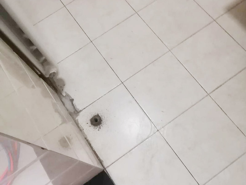 地面漏水維修：判斷地面滲水的方法：只要地面用水，樓下就有滲漏水現(xiàn)象，地面不使用水時，樓下不再滲漏水。　一般水管滲漏水量大，并且有持續(xù)性；往地漏，手盆，坐便倒水即可判斷下水管沒有問題，如果衛(wèi)生間連續(xù)幾天都沒使用水，但是還有滲漏水現(xiàn)象，并且滲漏水沒有減輕，即為上水管問題?！?如果衛(wèi)生間是防水層滲漏水，而不是上下水管漏水的情況。都是不需要刨瓷磚就可以維修好的了?！　?維修方法很簡單就是使用新型的滲透型防水劑在衛(wèi)生間表面再做遍防水，讓水不進入地下，直接從水道流走。