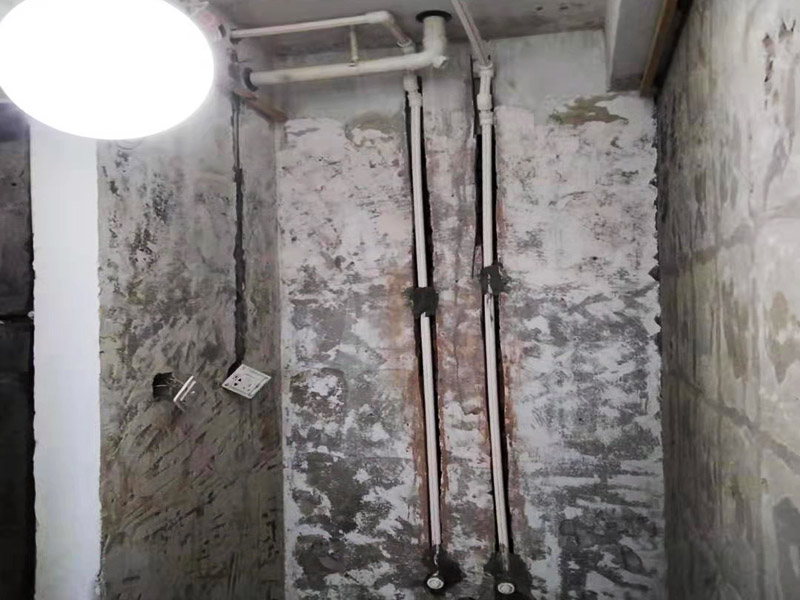 浴室墻內(nèi)水管安裝:水管的鋪設方式分為明裝和暗裝，明裝是將水管管道沿著天花板下、墻上、柱上、梁下、地板旁外等地方外露敷設，其優(yōu)點就是造價會比較低，施工相對方便，維修更加簡單;缺點就是水管外表容易堆積灰塵、產(chǎn)生凝水等，影響美觀。暗裝就是將水管管道鋪設在吊頂、地面或管溝中隱蔽敷設，暗裝的優(yōu)點是鋪設完看不到水管，比較美觀;缺點就是若后期水管出現(xiàn)漏水等問題不好維修。 當水管安裝完就要測試水管有無漏水情況，測試前要將水管總閥關閉，然后再將所有水龍頭打開，看看水表會不會走動，若會走動，則說明有漏水情況;若水表沒有走動，則說明水管安裝合格。測試水管的時間應為半小時左右比較好。