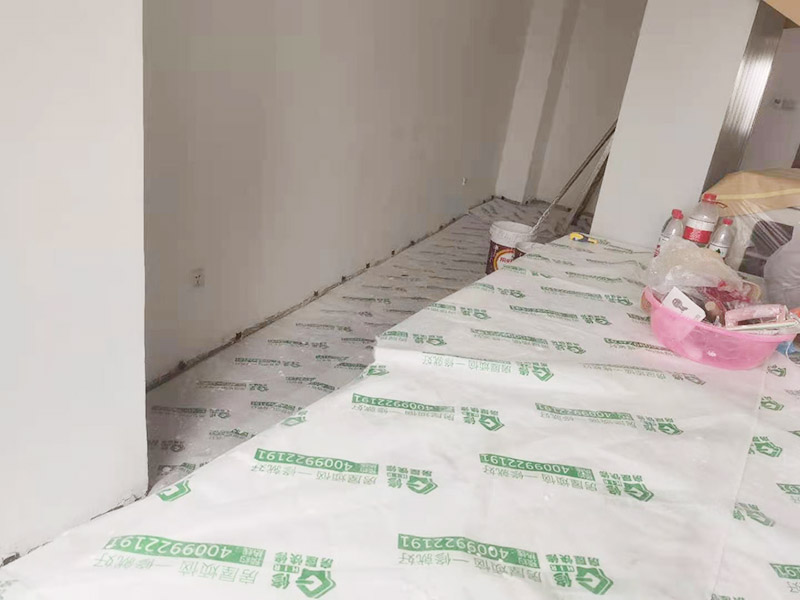 辦公室成品保護：各種裝修物料的進場以及各種建筑裝修垃圾的清理，都會經過入戶門，這些物品在搬運的過程中，難免會和入戶門發(fā)生磕碰，造成入戶門的磕碰劃傷，所以，第一個需要做好成品保護的地方就是入戶門。做法：在裝修開工前直到家具進場期間，都需要對入戶門進行保護！可以使用成品保護膜將門包裹。 在進行木門、櫥柜、家具等的相關的安裝或組裝的過程中，成品保護主要體現在兩個方面：一是原有的墻面、地面裝飾的保護，盡量避免因為這些安裝工程對已裝的部分造成破壞；二是安裝的物品本身的保護，注意不要在安裝過程中造成磕碰、劃傷等損傷。 好處：1.美觀；2.避免后期刮膩子滴到柜子上；3.避免后期安裝碰到，導致油漆脫落和刮痕；4.防塵。