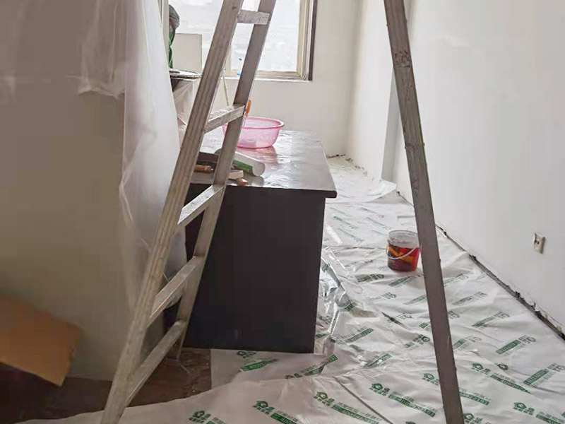 辦公室成品保護：各種裝修物料的進場以及各種建筑裝修垃圾的清理，都會經過入戶門，這些物品在搬運的過程中，難免會和入戶門發(fā)生磕碰，造成入戶門的磕碰劃傷，所以，第一個需要做好成品保護的地方就是入戶門。做法：在裝修開工前直到家具進場期間，都需要對入戶門進行保護！可以使用成品保護膜將門包裹。 在進行木門、櫥柜、家具等的相關的安裝或組裝的過程中，成品保護主要體現在兩個方面：一是原有的墻面、地面裝飾的保護，盡量避免因為這些安裝工程對已裝的部分造成破壞；二是安裝的物品本身的保護，注意不要在安裝過程中造成磕碰、劃傷等損傷。 好處：1.美觀；2.避免后期刮膩子滴到柜子上；3.避免后期安裝碰到，導致油漆脫落和刮痕；4.防塵。