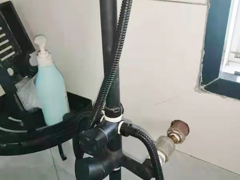 花灑角閥維修：首先關(guān)水管總閘，讓斷掉處的水管內(nèi)的水流干。可以看到斷在里面的“外絲斷頭管”，在斷頭管的一處固定好鋸條在斷頭管內(nèi)壁的位置，用手來回鋸，根據(jù)斷頭管的壁厚，為了防止鋸壞外層的內(nèi)絲直接，在快要鋸到外層的“內(nèi)絲直接”時，拿出鋸條，大概鋸10分鐘左右就差不多了。 查看內(nèi)絲接頭是否完好無開裂,如果有開裂先更換內(nèi)絲接頭,也可加膠墊解決漏水問題;接頭沒問題,直接更換一個新角閥即可,角閥并不貴,建議要購買銅質(zhì)角閥。