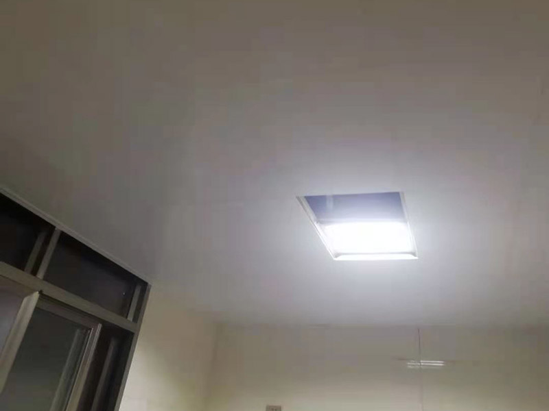 集成吊頂安裝：在鉆孔內(nèi)旋入膨脹管螺桿，保證吊頂與屋頂之間的夾層高度大于25厘米，螺桿與天花板的連接是整個吊頂?shù)陌惭b基礎(chǔ)，螺桿必須與天花板保持垂直并固定住，各個螺桿務(wù)必保持平行，通常使用六根螺桿便可承擔(dān)起整個集成吊頂?shù)闹亓俊?龍骨搭建完成、油煙機口預(yù)留好就可以安裝扣板了，要先將扣板四邊的膜掀起，不用完全撕掉可以按照膜上的箭頭進行同方向安裝。