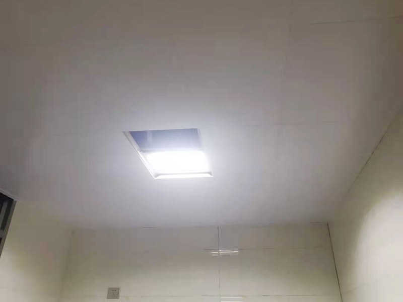集成吊頂安裝：在鉆孔內(nèi)旋入膨脹管螺桿，保證吊頂與屋頂之間的夾層高度大于25厘米，螺桿與天花板的連接是整個吊頂?shù)陌惭b基礎(chǔ)，螺桿必須與天花板保持垂直并固定住，各個螺桿務(wù)必保持平行，通常使用六根螺桿便可承擔(dān)起整個集成吊頂?shù)闹亓俊?龍骨搭建完成、油煙機口預(yù)留好就可以安裝扣板了，要先將扣板四邊的膜掀起，不用完全撕掉可以按照膜上的箭頭進行同方向安裝。