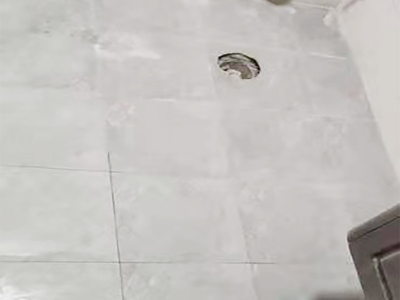 衛(wèi)生間防水貼磚裝修:首先就要搞清楚，防水不是只做一遍就可以的。一般的防水施工要做2到3遍，而且防水的順序也是有講究的，比如，要先做完墻面防水再貼墻磚，其次才可以做地面防水，再貼地磚。因為地面經(jīng)常會踩來踩去，地面防水如果先做了會很容易踩壞。