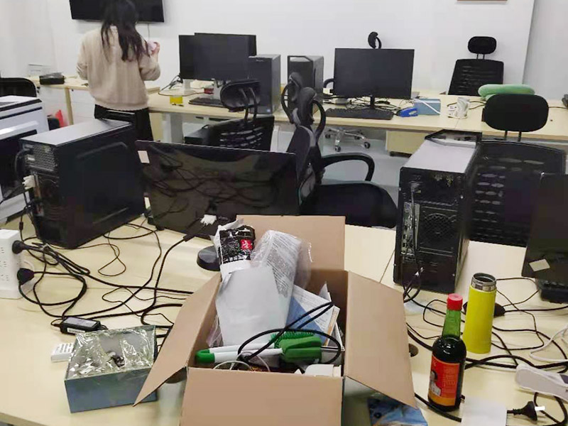辦公室電路排線改造:首先，要想實(shí)現(xiàn)辦公室電腦和相關(guān)辦公設(shè)備信息接口的連網(wǎng)，并保證其可靈活使用性，使用穩(wěn)定性，臨時(shí)使用性，外觀美觀性。信息點(diǎn)的多少以及以后出現(xiàn)問題能否便于維護(hù)是進(jìn)行辦公室網(wǎng)絡(luò)布線必需要考慮的因此，而辦公室布線作為用戶的最終使用的信息點(diǎn)(信息插座)墻上安放的位置、使用是否方便。 然后是辦公室強(qiáng)弱電線的布置，辦公室里強(qiáng)弱電(電力電源和圖象、數(shù)據(jù)、語音)線路的走向等因素都是規(guī)劃與設(shè)計(jì)的范圍之中，因此辦公室布線網(wǎng)絡(luò)，細(xì)節(jié)決定成敗。 最后是辦公室裝修布線需要滿足各種不同模擬或數(shù)字信號的傳輸需求。
