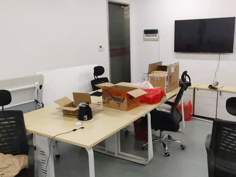 辦公室電路排線改造:首先，要想實(shí)現(xiàn)辦公室電腦和相關(guān)辦公設(shè)備信息接口的連網(wǎng)，并保證其可靈活使用性，使用穩(wěn)定性，臨時(shí)使用性，外觀美觀性。信息點(diǎn)的多少以及以后出現(xiàn)問題能否便于維護(hù)是進(jìn)行辦公室網(wǎng)絡(luò)布線必需要考慮的因此，而辦公室布線作為用戶的最終使用的信息點(diǎn)(信息插座)墻上安放的位置、使用是否方便。 然后是辦公室強(qiáng)弱電線的布置，辦公室里強(qiáng)弱電(電力電源和圖象、數(shù)據(jù)、語音)線路的走向等因素都是規(guī)劃與設(shè)計(jì)的范圍之中，因此辦公室布線網(wǎng)絡(luò)，細(xì)節(jié)決定成敗。 最后是辦公室裝修布線需要滿足各種不同模擬或數(shù)字信號的傳輸需求。