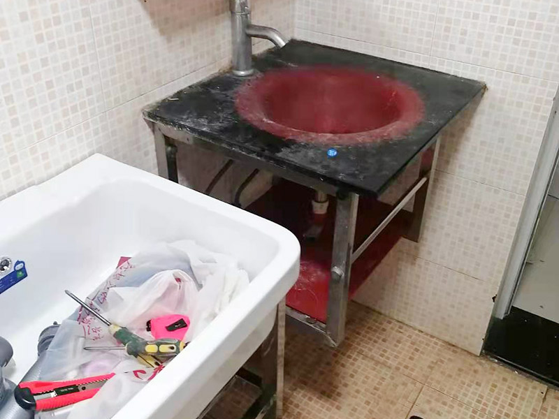 浴室柜更換安裝：掛墻式浴室柜主柜安裝方法，但是按柜子掛鐵片的孔位、孔距，量出孔在墻面上的位置。用沖擊鉆在墻面上打孔，再用已有的爆炸螺絲把柜子安裝在墻上。還有用水平尺測量柜子是否安裝水平，再把臺面盆放在柜子上面。浴室柜一般距離地面的高度是80cm-85cm，根據(jù)使用人的身高和習慣可以略做調節(jié)。 落地式浴室柜安裝方法，還有把金屬腳裝在柜體上，然后把柜子放在預設位置，調整金屬腳使柜子平穩(wěn)，再把臺面盆放上柜子上面。