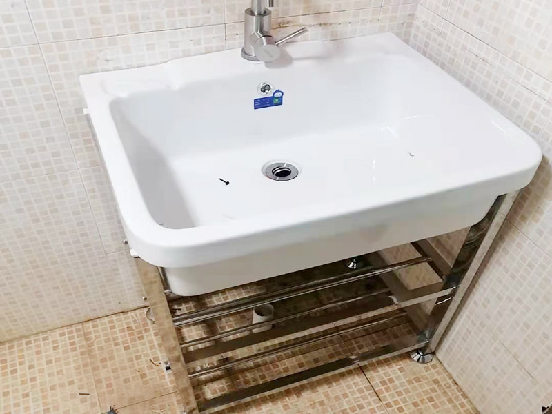 浴室柜更換安裝：掛墻式浴室柜主柜安裝方法，但是按柜子掛鐵片的孔位、孔距，量出孔在墻面上的位置。用沖擊鉆在墻面上打孔，再用已有的爆炸螺絲把柜子安裝在墻上。還有用水平尺測量柜子是否安裝水平，再把臺面盆放在柜子上面。浴室柜一般距離地面的高度是80cm-85cm，根據(jù)使用人的身高和習慣可以略做調節(jié)。 落地式浴室柜安裝方法，還有把金屬腳裝在柜體上，然后把柜子放在預設位置，調整金屬腳使柜子平穩(wěn)，再把臺面盆放上柜子上面。