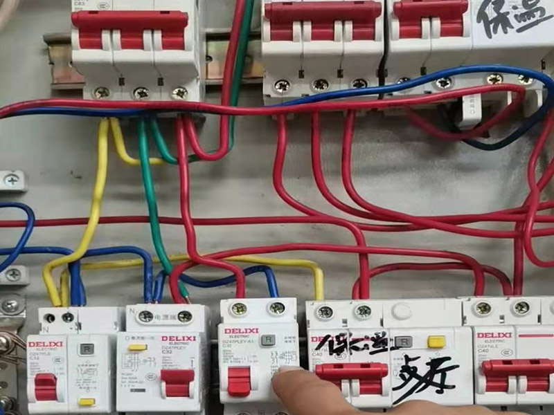 電路改造燈具安裝：開始進行房頂?shù)臏y量，進行找中就是房間的正中，一般都有房屋基礎(chǔ)留的電線盒，但是他只是大概的中，需要我們進行南北東西的測量找出房頂?shù)恼?。將燈具的固定底座的中心與房頂找的中心重合，然后底座固定的點位就是固定螺栓的點位，然后打眼，打眼現(xiàn)在一般的重的燈（超過10斤）/客廳燈用鐵膨脹螺栓10號轉(zhuǎn)頭打眼；如果是比較輕的燈用塑料脹管即可8號轉(zhuǎn)頭打眼。將電線與頂上的電線接上，然后試一下效果，可以得話，將底座固定好后，將燈掛上完成。
