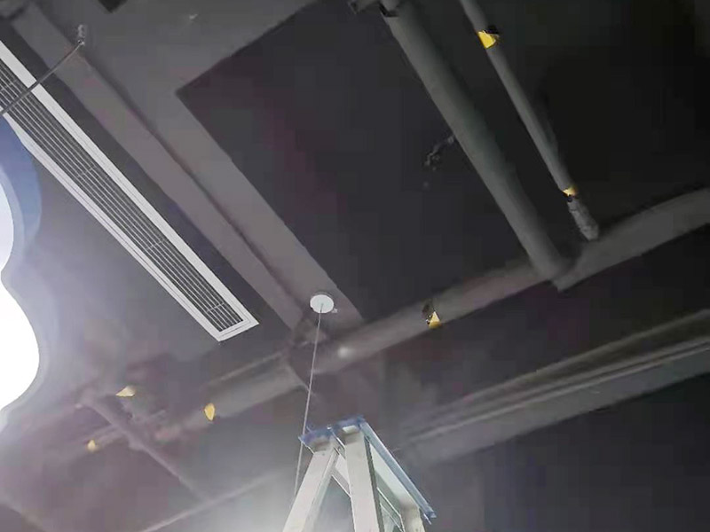 電路改造燈具安裝：開始進行房頂?shù)臏y量，進行找中就是房間的正中，一般都有房屋基礎(chǔ)留的電線盒，但是他只是大概的中，需要我們進行南北東西的測量找出房頂?shù)恼?。將燈具的固定底座的中心與房頂找的中心重合，然后底座固定的點位就是固定螺栓的點位，然后打眼，打眼現(xiàn)在一般的重的燈（超過10斤）/客廳燈用鐵膨脹螺栓10號轉(zhuǎn)頭打眼；如果是比較輕的燈用塑料脹管即可8號轉(zhuǎn)頭打眼。將電線與頂上的電線接上，然后試一下效果，可以得話，將底座固定好后，將燈掛上完成。