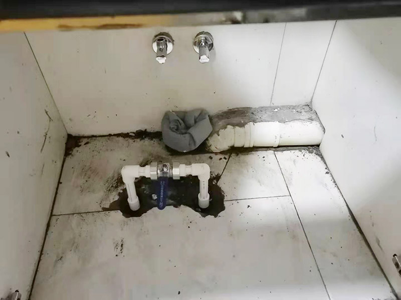 水槽下水管維修更換：首先，要檢查地板和屋頂是否有漏水的縫隙，廚衛(wèi)地面也要做蓄水相關(guān)的實驗，確定不漏水之后，再檢查水管及配件是否有破損、是否牢固。安裝溢水孔的下水管。溢水孔是避免水槽向外溢水的保護孔，所以要注意其與槽體銜接處的密封性，確保溢水孔的下水管自身不漏水。安裝整體的排水管。當遇到兩個過濾籃的水槽，且兩個下水管之間的距離有近遠，就需要對水管進行切割作業(yè)，要十分留意的是每個接口的密封性。