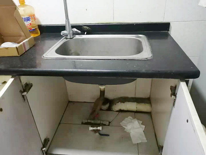 水槽下水管維修更換：首先，要檢查地板和屋頂是否有漏水的縫隙，廚衛(wèi)地面也要做蓄水相關(guān)的實驗，確定不漏水之后，再檢查水管及配件是否有破損、是否牢固。安裝溢水孔的下水管。溢水孔是避免水槽向外溢水的保護孔，所以要注意其與槽體銜接處的密封性，確保溢水孔的下水管自身不漏水。安裝整體的排水管。當遇到兩個過濾籃的水槽，且兩個下水管之間的距離有近遠，就需要對水管進行切割作業(yè)，要十分留意的是每個接口的密封性。