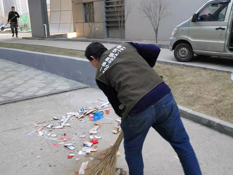 室外裝飾拆除維修：如果是有電梯的房子裝修拆除的話，要做好電梯間的保護工作，避免影響一整棟樓的環(huán)境。弄一些夾板或者真珠板材來保護電梯間，從電梯間到房門的走廊倪也鋪設一些瓦楞紙或者真珠板，避免使用推車的時候損壞地面。 如果對于屋子里的地板不需要進行裝修拆除的話，就需要考慮到保護的問題了。要在地板上鋪一層夾板加上一層真珠板，以免重物敲擊或者是顏色滲透。如果原本房內的家具不好搬出去則需要考慮用一層氣泡紙包裹起來，然后加一層棉被才能比較穩(wěn)妥的保護好，倪是都不好要留在現(xiàn)場，至于燈具、空調和熱水器等倪還是拆掉，完工之后再裝回來。