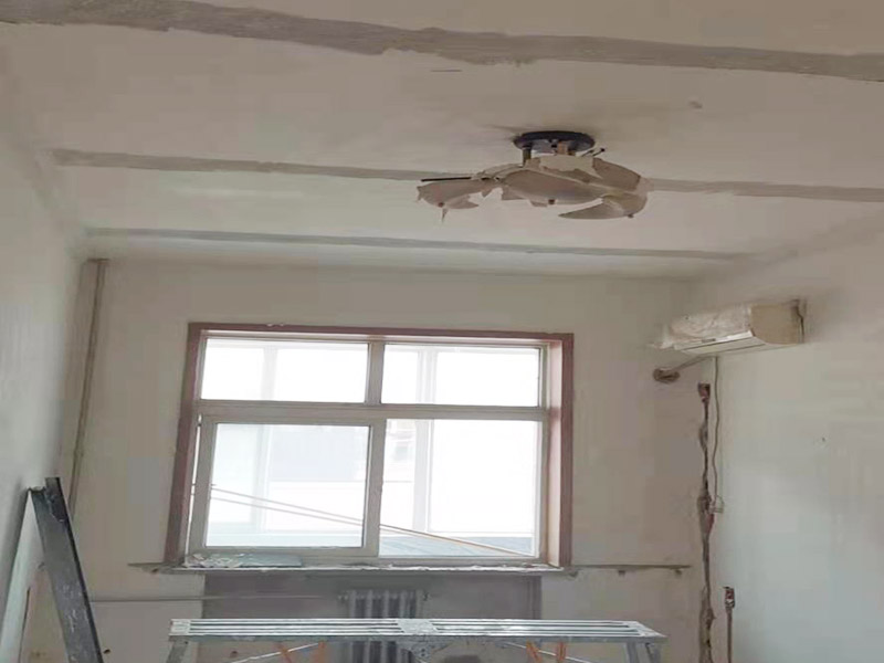 吊頂墻面翻新:在墻面翻新前，需要先將舊漆面鏟除干凈，之后在進(jìn)行打磨，將墻面的浮沉雜物都清理干凈。如果墻面有凹凸不平的情況，要先用膩子修補，如果墻面出現(xiàn)空鼓的現(xiàn)象，也要將整面的墻皮進(jìn)行鏟除，在做后續(xù)的處理?；鶎幼鐾旰?，需要將施工區(qū)域的家具物件移除，避免在翻新過程中，使家具受到損傷。 在刮膩子之前，先用尺子檢測一下墻面的平整度，在施工時，對不平整的地方進(jìn)行多次涂刮，修補好不平整的區(qū)域。一般膩子刮兩遍即可，每次膩子刮完后要進(jìn)行打磨，可以讓墻面更加光滑。膩子干透后，再對墻面進(jìn)行油漆涂刷，底漆要先刷，施工力度要均勻，這樣漆膜厚度也相對一致，然后開始面漆施工，一定要讓漆面自然干透。