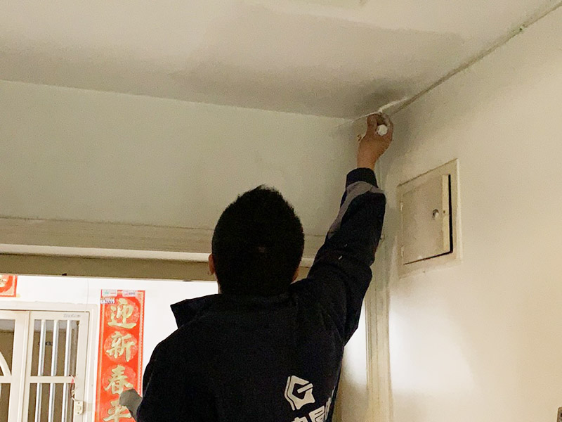 頂面局部修補(bǔ)維修：墻面修補(bǔ)，一定要做好基層的處理，如果您家是二次裝修墻面時(shí)，沒有將以前的老墻的墻皮鏟除干凈，或者是只鏟除了表層的膩?zhàn)?，那么修補(bǔ)墻面時(shí)，是會(huì)遺留下高低不平的部分墻皮的，此后，要是接著上刷界面劑或者膩?zhàn)?，那么很可能就?huì)導(dǎo)致新刷的墻面出現(xiàn)開裂的情況。舊房要是在長(zhǎng)期使用中受到了來自外界的沖擊或者震動(dòng)，是有可能造成局部墻面基層與墻體脫離的。