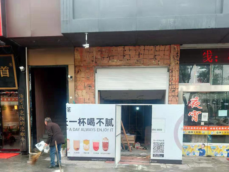 門(mén)店裝修翻新：店鋪裝修步驟首先要做的就是設(shè)計(jì)，要保證可以設(shè)計(jì)得合理規(guī)范，要讓設(shè)計(jì)有很好的感覺(jué)，必須要積極努力的達(dá)到目標(biāo)，可行性與功能性，都是重要的基礎(chǔ)。做好店鋪裝修的目標(biāo)非常的明確，重點(diǎn)就在于可以追求細(xì)節(jié)盡求完美，實(shí)現(xiàn)裝修的目的。店鋪裝修步驟掌握到流程，先設(shè)計(jì)，再注重基礎(chǔ)施工，最后在細(xì)節(jié)的裝修過(guò)程中，表現(xiàn)得很有目的性，這樣的裝修目標(biāo)實(shí)現(xiàn)，最后一步很重要的，也是實(shí)現(xiàn)裝修服務(wù)的關(guān)鍵與重點(diǎn)