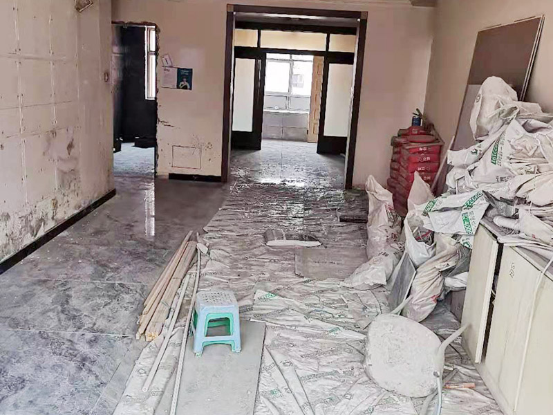 全屋瓷磚鋪貼：首先應(yīng)除去基層表面的污垢，油漬，浮灰;除去基層上所有涂料層，膩子層;如果基層未能達到平整度要求，需對基層進行預(yù)先的找平處理。鋪貼瓷磚前需事先找好垂直線，以此為基準鋪貼的瓷磚高低均勻、垂直美觀;此外，施工前在墻體四周需彈出標高控制線，在地面彈出十字線，以控制地磚分隔尺寸。加水后將粘結(jié)劑漿料攪拌至潤滑均勻，無明顯塊狀或糊狀結(jié)塊，攪拌后的漿料靜置5-10分鐘后再稍加攪拌1-2分鐘即可使用。將瓷磚平整地鋪貼在基層上，使用橡膠錘將瓷磚拍實鋪平。施工過程中，可小幅度轉(zhuǎn)動瓷磚，使?jié){料與瓷磚背面充分接觸。