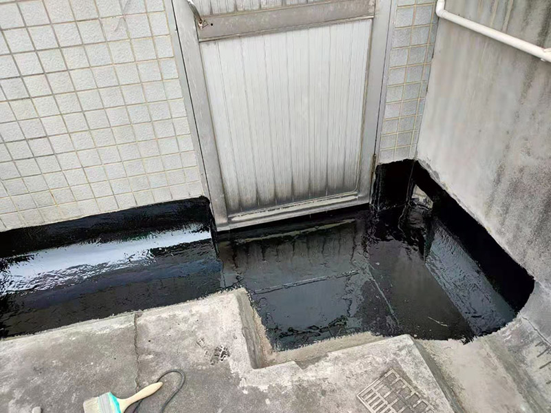 屋頂墻角刷防水：首先將屋頂?shù)睦媲宄ふ伊芽p，在屋里觀察墻角、墻面起皮的、發(fā)霉的部位相對應(yīng)的屋頂基本上就是漏雨的地方，將防水膠灌入裂縫、在其上面覆蓋一層油氈布用刷子刷勻盡量別起鼓。然后將液體瀝青均勻刷在屋頂平面上面覆蓋一層油氈布，用火槍烤油氈布，使其緊緊粘在一起。在刷液體瀝青在覆蓋油氈布用火槍使其緊粘在一起。技術(shù)好的話可以做個排水坡，讓雨水順著排水坡或滴水檐迅速排出減少雨水對屋面的沖擊浸泡。