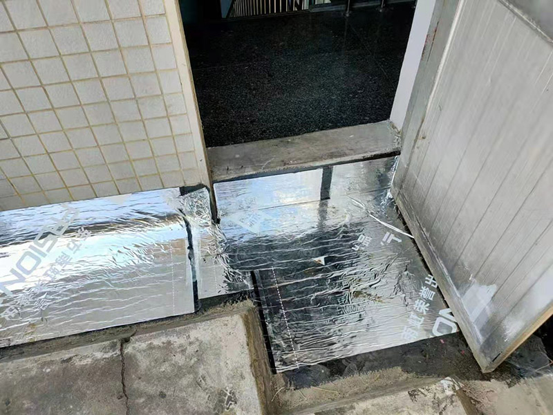 屋頂墻角刷防水：首先將屋頂?shù)睦媲宄?、尋找裂縫，在屋里觀察墻角、墻面起皮的、發(fā)霉的部位相對應(yīng)的屋頂基本上就是漏雨的地方，將防水膠灌入裂縫、在其上面覆蓋一層油氈布用刷子刷勻盡量別起鼓。然后將液體瀝青均勻刷在屋頂平面上面覆蓋一層油氈布，用火槍烤油氈布，使其緊緊粘在一起。在刷液體瀝青在覆蓋油氈布用火槍使其緊粘在一起。技術(shù)好的話可以做個排水坡，讓雨水順著排水坡或滴水檐迅速排出減少雨水對屋面的沖擊浸泡。
