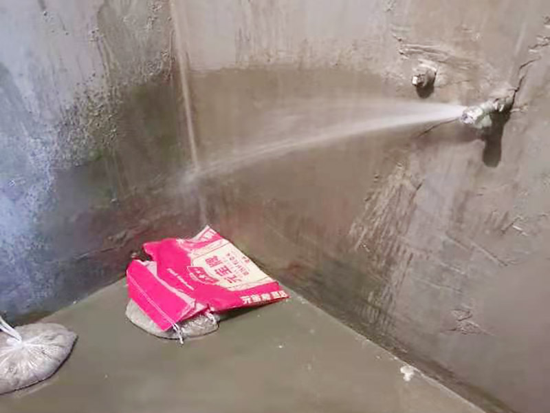 浴室防水閉水試驗(yàn)：閉水試驗(yàn)也叫蓄水試驗(yàn)，要放滿水，水要有足夠容積。 蓄水試驗(yàn)的蓄水深度應(yīng)不小于20毫米，蓄水高度一般為30～40毫米，蓄水時(shí)間不得低于24小時(shí)，移步樓下，觀察樓下樓頂有無(wú)漏水現(xiàn)象，無(wú)漏水現(xiàn)象視為合格。 一般在屋面、衛(wèi)生間或有防水要求的房間做此試驗(yàn)。蓄水試驗(yàn)的前期每1小時(shí)應(yīng)到樓下檢查一次，后期每2～3小時(shí)到樓下檢查一次。若發(fā)現(xiàn)漏水情況，則應(yīng)立即停止蓄水試驗(yàn)，重新進(jìn)行防水層完善處理，處理合格后再進(jìn)行蓄水試驗(yàn)。
