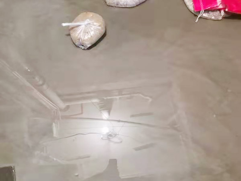 浴室防水閉水試驗(yàn)：閉水試驗(yàn)也叫蓄水試驗(yàn)，要放滿水，水要有足夠容積。 蓄水試驗(yàn)的蓄水深度應(yīng)不小于20毫米，蓄水高度一般為30～40毫米，蓄水時(shí)間不得低于24小時(shí)，移步樓下，觀察樓下樓頂有無(wú)漏水現(xiàn)象，無(wú)漏水現(xiàn)象視為合格。 一般在屋面、衛(wèi)生間或有防水要求的房間做此試驗(yàn)。蓄水試驗(yàn)的前期每1小時(shí)應(yīng)到樓下檢查一次，后期每2～3小時(shí)到樓下檢查一次。若發(fā)現(xiàn)漏水情況，則應(yīng)立即停止蓄水試驗(yàn)，重新進(jìn)行防水層完善處理，處理合格后再進(jìn)行蓄水試驗(yàn)。