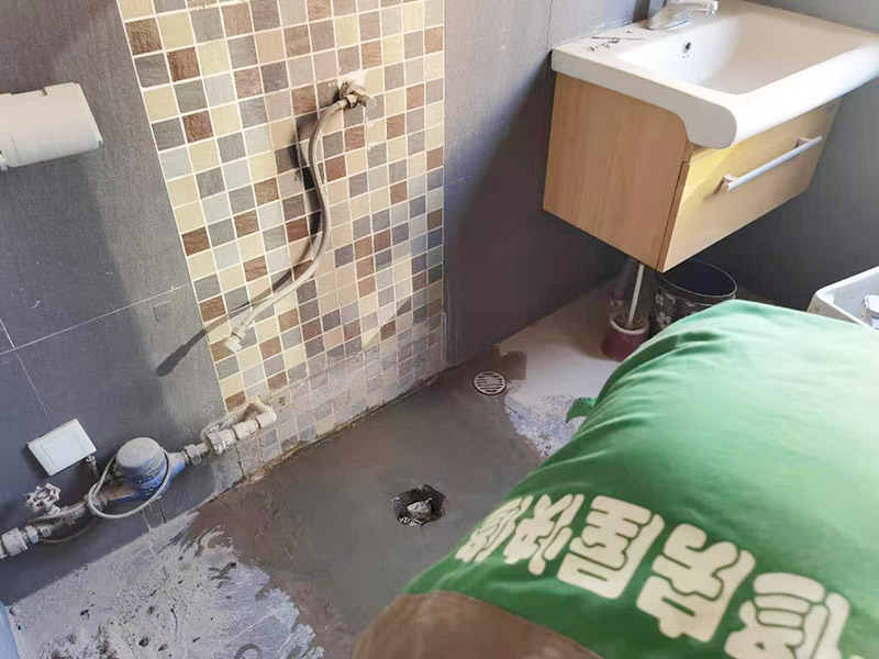 地面蹲便器改馬桶：首先關閉原先連通蹲便器的水閥，準備匹配的馬桶和相關的操作工具。將原本的蹲便器拆卸下來后，注意檢查下水管排水是否通暢，可以簡易的檢驗一下，裝滿一桶水倒入下水道觀察水流是否順暢，有無堵塞現象，如果存在堵塞，就必須先進行疏通。等到確認通暢時把下水管接長，直到地面足以安裝馬桶。蹲坑改馬桶，先測量下水口圓心至墻的距離。根據這個距離買馬桶。