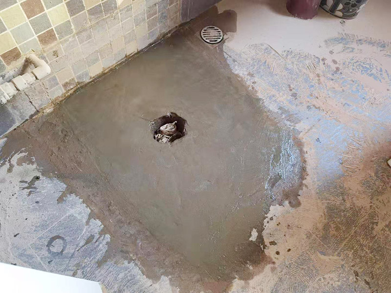 地面蹲便器改馬桶：首先關閉原先連通蹲便器的水閥，準備匹配的馬桶和相關的操作工具。將原本的蹲便器拆卸下來后，注意檢查下水管排水是否通暢，可以簡易的檢驗一下，裝滿一桶水倒入下水道觀察水流是否順暢，有無堵塞現象，如果存在堵塞，就必須先進行疏通。等到確認通暢時把下水管接長，直到地面足以安裝馬桶。蹲坑改馬桶，先測量下水口圓心至墻的距離。根據這個距離買馬桶。