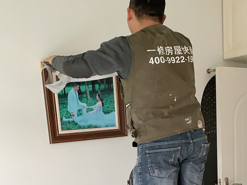 家具裝飾品成品保護：1、做好入戶門保護 　　各類裝修物料的進場、建筑裝修垃圾的清理都必須經(jīng)過入戶門。在對物品進行搬運時，難免會與入戶門發(fā)生磕碰及摩擦。因此，在進行成品保護時，我們首先要做好入戶門的保護。 　　建議，在裝修開工前知道家具家電進場，都應當使用成品保護膜將入戶門進行包裹。 　　2、做好水電改造期間的成品保護 　　水電改造是基礎裝修，水電裝修的質(zhì)量好壞，直接決定著后期的施工和使用。因此，在進行水電改造時，同樣需要做好成品保護工作。水電改造完成后，應當對各種管線進行規(guī)范的固定，以防脫落;對裸露的線頭要進行包裹，以防發(fā)生觸電的危險;做好地面裸線管的固定和保護，防止被踩壞。同時，在搬運物料時，也不要破壞地面鋪設的管線。 　　3、做好瓷磚、地板的鋪貼保護 　　進行裝修施工時，磁環(huán)邊鋪邊勾縫，在崗鋪設的瓷磚、地板上堆放雜物、走動踩踏，地板沒有使用成品保護膜覆蓋等都會影響瓷磚及地板的鋪貼效果，使瓷磚出現(xiàn)施工質(zhì)量問題。