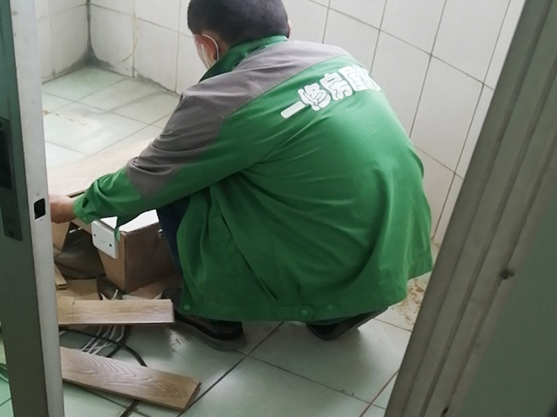 舊廁所拆除裝修：首先，拆除瓷磚時(shí)要用電，而電是從客廳臨時(shí)拉的，為了避免在施工過(guò)程中發(fā)生觸電的現(xiàn)象，將電拉進(jìn)衛(wèi)生間內(nèi)。其次，舊房改造拆除瓷磚時(shí)可以用沖擊電鉆，這種工具方便快捷，可自由更換。但在使用前應(yīng)檢查其是否靈活，可以通過(guò)空轉(zhuǎn)一分鐘的方法進(jìn)行檢驗(yàn)。用完之后及時(shí)進(jìn)行清理。 磚應(yīng)從下至上進(jìn)行，在施工過(guò)程中對(duì)地面及時(shí)進(jìn)行處理，以免因垃圾過(guò)多從而影響后面的工作。同時(shí)要處理好房?jī)?nèi)的防水層。拆除插座與水龍頭附近的瓷磚時(shí)應(yīng)小心，以免損壞水電設(shè)備。為了加快房屋翻新的進(jìn)度，在拆完衛(wèi)生間瓷磚后應(yīng)立即將現(xiàn)場(chǎng)的雜物處理干凈。