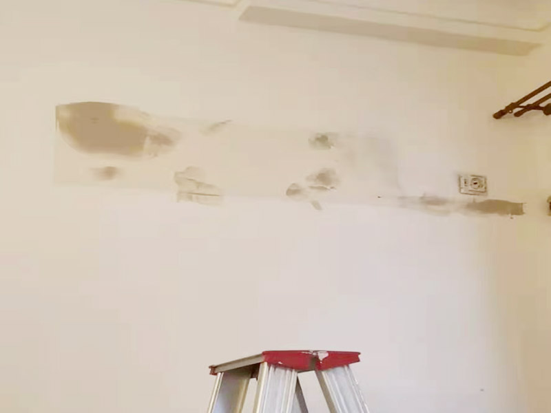 墻面刷新烤燈處理：施工前用塑料保護(hù)膜將室內(nèi)的地板覆蓋、家居包裹、電源插座覆蓋；并用膠帶貼牢。對基層原有涂層應(yīng)視不同情況區(qū)別對待：疏松、起殼、脆裂的舊涂層應(yīng)將其鏟除;粘附牢固的舊涂層用砂紙打毛;不耐水的涂層應(yīng)全部鏟除。清除基層表面塵土和其它粘附物。較大的凹陷應(yīng)用聚合物水泥砂漿抹平。并待其干燥。較小的孔洞、裂縫用水泥乳膠膩子修補。 墻面泛堿起霜時用硫酸鋅溶液或稀鹽酸溶液刷洗，油污用洗滌劑清洗，最后再用清水洗凈。