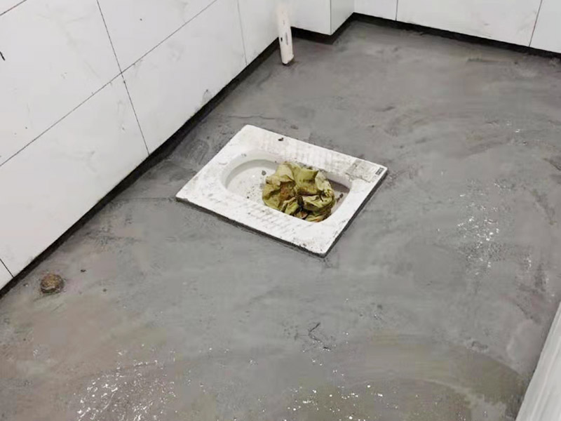 衛(wèi)生間防水找平：鏟除原有的墻磚和地磚，這個(gè)步驟主要是針對(duì)老房二次裝修的，如果是新房可以跳過(guò)這個(gè)步驟，一般使用灰刀就可以，刮板也可以將原有的地磚鏟除掉。衛(wèi)生間的防水通常是水電改完后進(jìn)行的，所以做防水前一定要封堵好下水管道，以免堵塞，小型的水管采用管用螺母封堵，大型的下水管道（如馬桶下水管道）采用pvc纏繞膜進(jìn)行封堵。找平為地面抹灰處理，灰漿水泥和沙子的比例為1:2.5-1:3之間，注意，找平的厚度不要超過(guò)3cm。水平和垂直的誤差要控制在5mm以?xún)?nèi)。 首先墻面將水電改造開(kāi)槽用水泥封堵基層清理，細(xì)部附加層施工，在管根、地漏、陰陽(yáng)角、等容易漏水的薄弱部位均勻涂刷，涂刷防水涂料兩遍，縱向橫向各涂刷一遍，做保護(hù)層，待防水干燥后放水做48小時(shí)閉水試驗(yàn)。