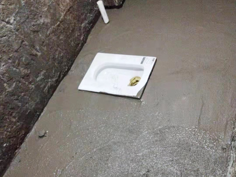 衛(wèi)生間防水找平：鏟除原有的墻磚和地磚，這個(gè)步驟主要是針對(duì)老房二次裝修的，如果是新房可以跳過(guò)這個(gè)步驟，一般使用灰刀就可以，刮板也可以將原有的地磚鏟除掉。衛(wèi)生間的防水通常是水電改完后進(jìn)行的，所以做防水前一定要封堵好下水管道，以免堵塞，小型的水管采用管用螺母封堵，大型的下水管道（如馬桶下水管道）采用pvc纏繞膜進(jìn)行封堵。找平為地面抹灰處理，灰漿水泥和沙子的比例為1:2.5-1:3之間，注意，找平的厚度不要超過(guò)3cm。水平和垂直的誤差要控制在5mm以?xún)?nèi)。 首先墻面將水電改造開(kāi)槽用水泥封堵基層清理，細(xì)部附加層施工，在管根、地漏、陰陽(yáng)角、等容易漏水的薄弱部位均勻涂刷，涂刷防水涂料兩遍，縱向橫向各涂刷一遍，做保護(hù)層，待防水干燥后放水做48小時(shí)閉水試驗(yàn)。