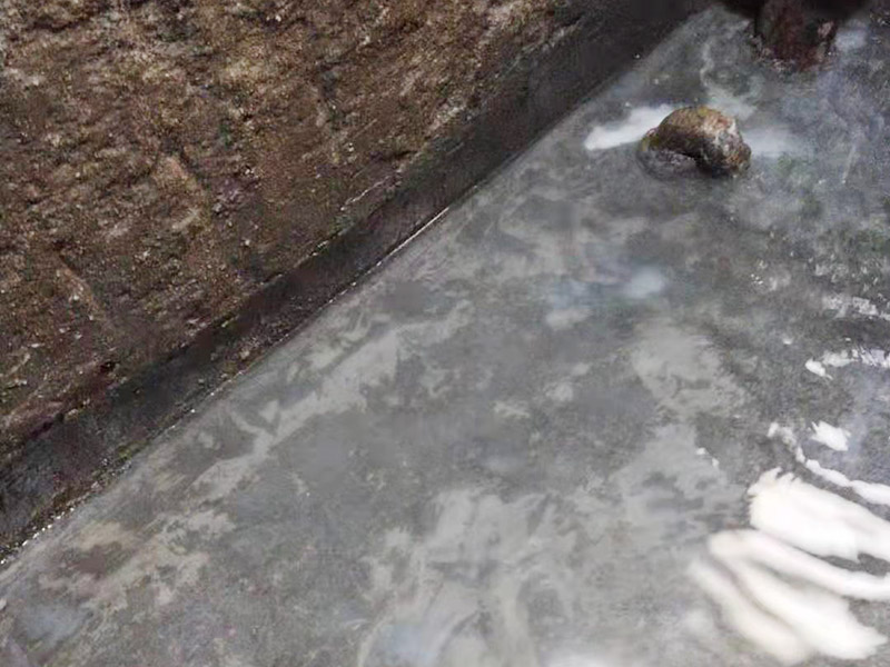 衛(wèi)生間防水找平：鏟除原有的墻磚和地磚，這個(gè)步驟主要是針對(duì)老房二次裝修的，如果是新房可以跳過(guò)這個(gè)步驟，一般使用灰刀就可以，刮板也可以將原有的地磚鏟除掉。衛(wèi)生間的防水通常是水電改完后進(jìn)行的，所以做防水前一定要封堵好下水管道，以免堵塞，小型的水管采用管用螺母封堵，大型的下水管道（如馬桶下水管道）采用pvc纏繞膜進(jìn)行封堵。找平為地面抹灰處理，灰漿水泥和沙子的比例為1:2.5-1:3之間，注意，找平的厚度不要超過(guò)3cm。水平和垂直的誤差要控制在5mm以?xún)?nèi)。 首先墻面將水電改造開(kāi)槽用水泥封堵基層清理，細(xì)部附加層施工，在管根、地漏、陰陽(yáng)角、等容易漏水的薄弱部位均勻涂刷，涂刷防水涂料兩遍，縱向橫向各涂刷一遍，做保護(hù)層，待防水干燥后放水做48小時(shí)閉水試驗(yàn)。
