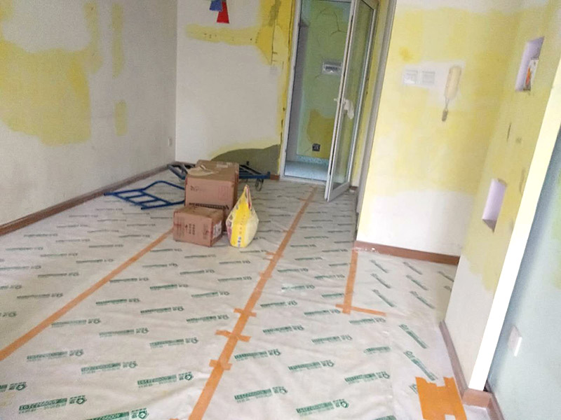 全屋墻面翻新裝修：在墻面翻新前，需要先將舊漆面鏟除干凈，之后在進(jìn)行打磨，將墻面的浮沉雜物都清理干凈。如果墻面有凹凸不平的情況，要先用膩子修補，如果墻面出現(xiàn)空鼓的現(xiàn)象，也要將整面的墻皮進(jìn)行鏟除，在做后續(xù)的處理?；鶎幼鐾旰螅枰獙⑹┕^(qū)域的家具物件移除，避免在翻新過程中，使家具受到損傷。 刮膩子之前，先用尺子檢測一下墻面的平整度，在施工時，對不平整的地方進(jìn)行多次涂刮，修補好不平整的區(qū)域。一般膩子刮兩遍即可，每次膩子刮完后要進(jìn)行打磨，可以讓墻面更加光滑。 膩子干透后，再對墻面進(jìn)行油漆涂刷，底漆要先刷，施工力度要均勻，這樣漆膜厚度也相對一致，然后開始面漆施工，一定要讓漆面自然干透。