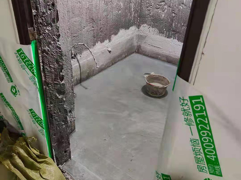 浴室防水成品保護(hù)：衛(wèi)生間洗浴時(shí)會(huì)濺水到鄰近的墻上，如沒有防水層的保護(hù)，隔壁墻和對(duì)頂角墻易潮濕發(fā)生霉變。所以一定要在鋪墻面瓷磚之前，做好墻面防水，一般防水處理中墻面要做30厘米高的防水處理，但是非承重的輕體墻，就要將整面墻做防水，至少也要做到1.8米高。 在鋪地磚之前，就一定要做好防水工程；在瓷磚鋪設(shè)之后，要保證磚面有一個(gè)泄水坡度(一般以1%左右為宜)，坡度朝向地漏，有利于廢水排放。 為了有好的防水效果，防水涂料一定要涂刷三遍，單組分環(huán)保型聚氨酯涂料的干透期在3~4天左右，如果在陰雨天涂刷防水材料，防水