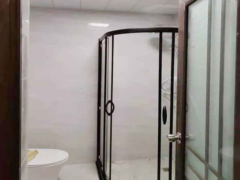 浴室貼磚裝修:把還沒有涂抹水泥的地磚鋪在地上，把它們敲平，然后在地磚上涂滿水泥，鋪在地面，保持四塊磚的對角位置對齊。 鋪瓷磚的順序其實也是有不少講究的，鋪地磚的時候應(yīng)該從內(nèi)向外貼，遇到坡度或者有地漏的地方，還要注意排水方向找坡；墻面磚的鋪貼應(yīng)該從下向上進行。為了最后的鋪貼效果美觀，最底層的瓷磚要最后貼；墻面磚鋪貼結(jié)束以后還要壓地磚。 這里要注意的是，貼瓷磚的時候不能一面墻貼到頂，否則由于瓷磚較重容易引起脫落。鋪好了地磚盡量不要去踩。 因為瓷磚本身有許多小孔，吸水能力強，干燥的瓷磚會吸干水泥的水分.