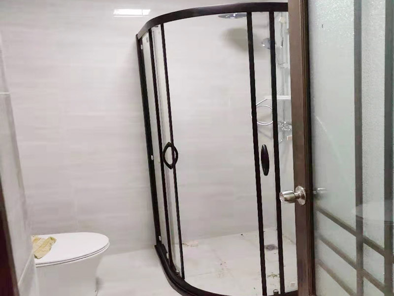 浴室貼磚裝修:把還沒有涂抹水泥的地磚鋪在地上，把它們敲平，然后在地磚上涂滿水泥，鋪在地面，保持四塊磚的對角位置對齊。 鋪瓷磚的順序其實也是有不少講究的，鋪地磚的時候應(yīng)該從內(nèi)向外貼，遇到坡度或者有地漏的地方，還要注意排水方向找坡；墻面磚的鋪貼應(yīng)該從下向上進行。為了最后的鋪貼效果美觀，最底層的瓷磚要最后貼；墻面磚鋪貼結(jié)束以后還要壓地磚。 這里要注意的是，貼瓷磚的時候不能一面墻貼到頂，否則由于瓷磚較重容易引起脫落。鋪好了地磚盡量不要去踩。 因為瓷磚本身有許多小孔，吸水能力強，干燥的瓷磚會吸干水泥的水分.