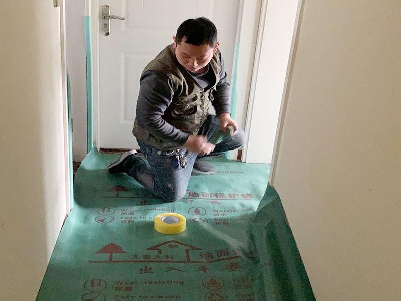走廊地面成品保護(hù)：成品 保護(hù)的目的 為加快先進(jìn)技術(shù)與現(xiàn)代管理方法和手段在項(xiàng)目的運(yùn)用，努力降低成本，提高工程質(zhì)量，確保全面實(shí)現(xiàn)對業(yè)主的承諾。施工現(xiàn)場隨著施工進(jìn)行，成品保護(hù)工作顯得尤為重要，做好成品保護(hù)工作，是在施工過程中要對已完工分項(xiàng)進(jìn)行保護(hù)，否則一旦造成損壞，將會增加修復(fù)工作，帶來工、料浪費(fèi)、工期拖延及經(jīng)濟(jì)損失。因此成品保護(hù)是施工管理重要組織部分，是保證施工生產(chǎn)順利進(jìn)行的主要環(huán)節(jié)。