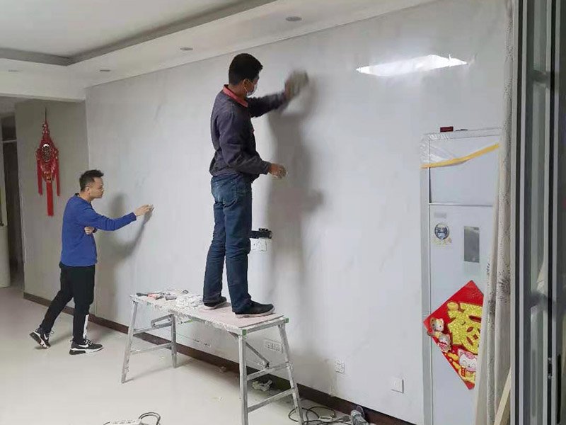 墻磚翻新成品保護：瓷磚、地板的鋪裝，也屬于基礎(chǔ)裝修的部分，經(jīng)常發(fā)現(xiàn)瓷磚施工時和施工后都沒有做成品保護工作，具體的表現(xiàn)有：瓷磚邊鋪邊勾縫，在剛鋪的瓷磚、地板上堆放雜物、剛鋪的瓷磚就在上面走動踩踏，地面瓷磚、地板沒有使用成品保護膜覆蓋等，這些都會影響瓷磚的鋪貼效果，造成瓷磚的施工質(zhì)量問題。 1、墻地面瓷磚，在鋪貼未干固的情況下，不要急于勾縫，以免人為地造成瓷磚松動、高低不平，影響施工效果。 2、地面瓷磚干固前，不要在上面走動、堆放雜物，以免造成瓷磚松動、高低不平。 3、地面瓷磚鋪貼完后，好使用成品保護膜覆蓋磚面，既可以防止裝修時的沙子磨傷地面，同時也能有效地防止油漆涂料等有色液體滴落磚面，造成地面污染。