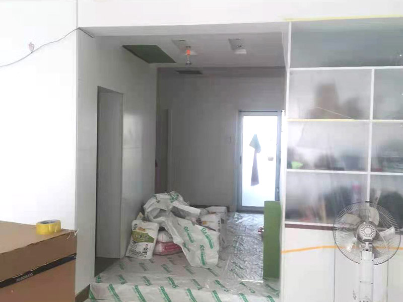 墻磚翻新成品保護：瓷磚、地板的鋪裝，也屬于基礎(chǔ)裝修的部分，經(jīng)常發(fā)現(xiàn)瓷磚施工時和施工后都沒有做成品保護工作，具體的表現(xiàn)有：瓷磚邊鋪邊勾縫，在剛鋪的瓷磚、地板上堆放雜物、剛鋪的瓷磚就在上面走動踩踏，地面瓷磚、地板沒有使用成品保護膜覆蓋等，這些都會影響瓷磚的鋪貼效果，造成瓷磚的施工質(zhì)量問題。 1、墻地面瓷磚，在鋪貼未干固的情況下，不要急于勾縫，以免人為地造成瓷磚松動、高低不平，影響施工效果。 2、地面瓷磚干固前，不要在上面走動、堆放雜物，以免造成瓷磚松動、高低不平。 3、地面瓷磚鋪貼完后，好使用成品保護膜覆蓋磚面，既可以防止裝修時的沙子磨傷地面，同時也能有效地防止油漆涂料等有色液體滴落磚面，造成地面污染。